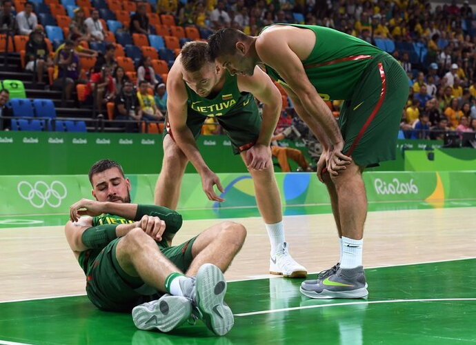 J.Valančiūnas buvo gerokai aptalžytas varžovų (Scanpix nuotr.)