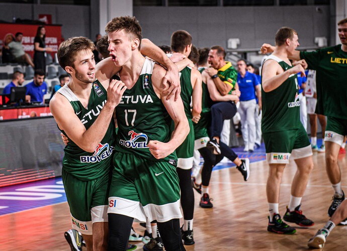 M.Rubštavičius demonstruoja fantastiškus skaičius (FIBA Europe nuotr.)