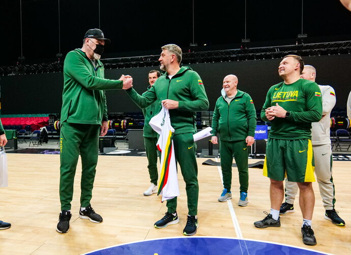 A.Sabonis sveikino su gimtadieniu trenerį (Foto: Žygimantas Vingelis)