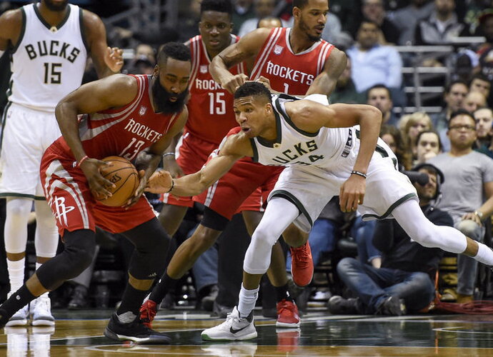 Rezultatyvią J.Hardeno ir G.Antetokounmpo dvikovą laimėjo pastarasis (Scanpix nuotr.)