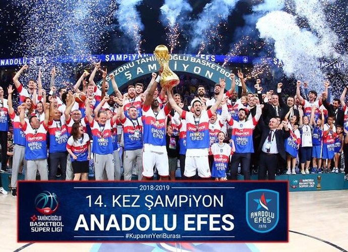 „Anadolu Efes“ laimėjo Turkijos lygos kovas
