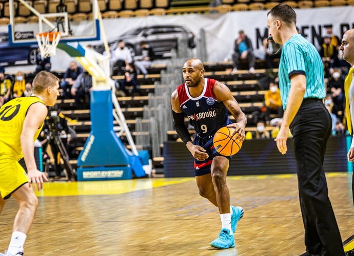 D.Lansdowne'as buvo sunkiai sustabdomas (FIBA nuotr.)