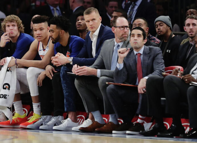 K.Porzingis vis dar gydosi traumą (Scanpix nuotr.)