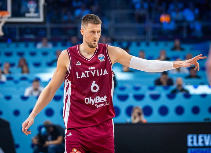 K.Porzingis turėjo patarimą R.Jokubaičiui (FIBA nuotr.)