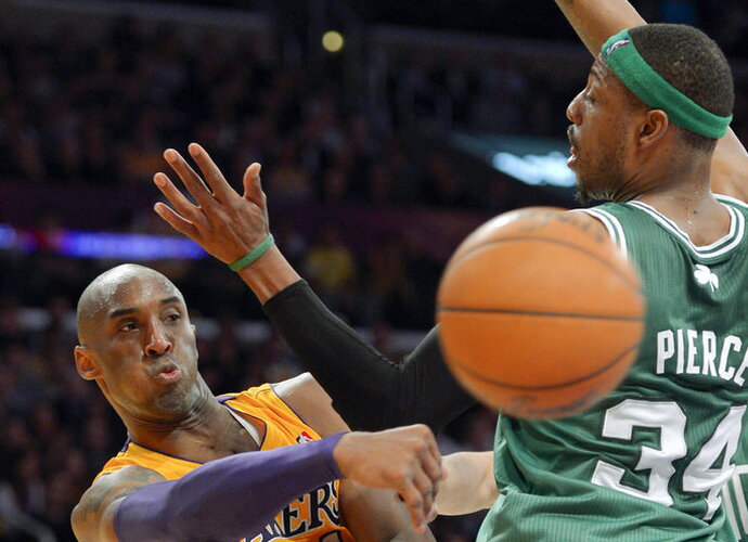 „Lakers“ ir „Celtics“ finalų istorijoje tarpusavyje susitikdavo legendiniai žaidėjai (Scanpix nuotr.)