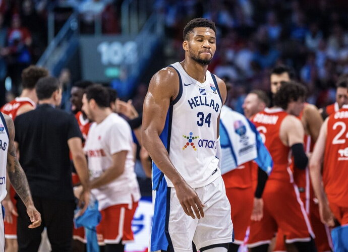 G.Antetokounmpo džiaugėsi medaliu (FIBA nuotr.)