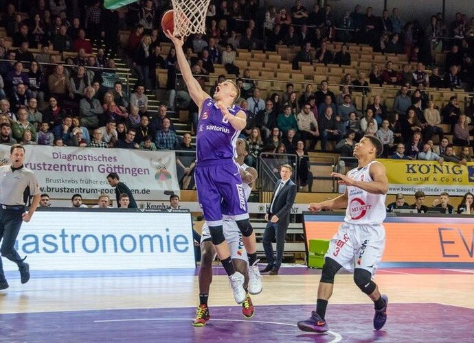 B.Veikalas pelnė 9 taškus