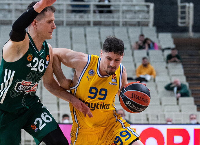 Y.Zivas lieka „Maccabi“