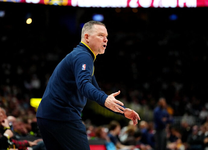 M.Malone'as treniruos LeBrono komandą (Scanpix nuotr.)