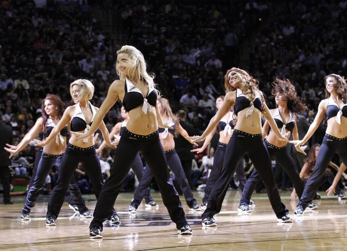 „Spurs“ rinks naują šokėjų komandą (Scanpix nuotr.)