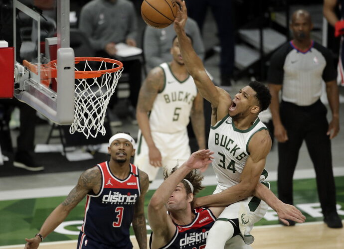 G.Antetokounmpo atomazgą stebėjo iš šalies (Scanpix nuotr.)