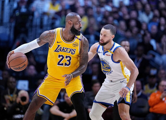 NBA legendų susidūrime pergale šį kartą džiaugėsi S.Curry (Scanpix nuotr.)