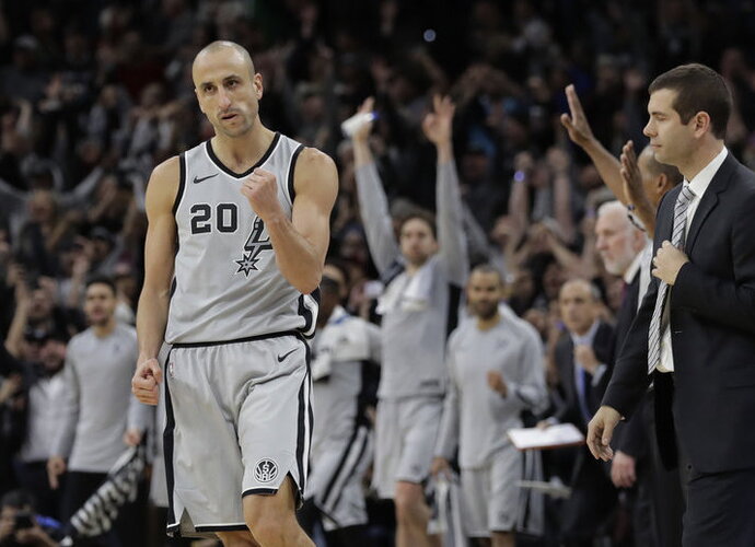 E.Ginobili pataikė metimą vietoje perdavimo (Scanpix nuotr.)