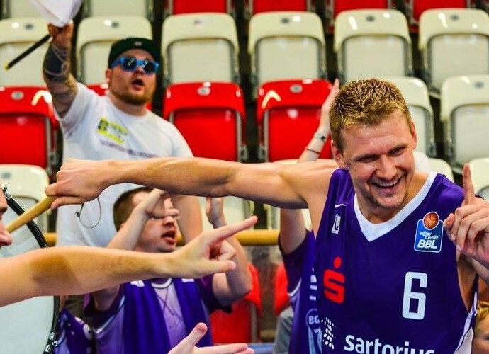 B.Veikalas atliko aštuonis rezultatyvius perdavimus