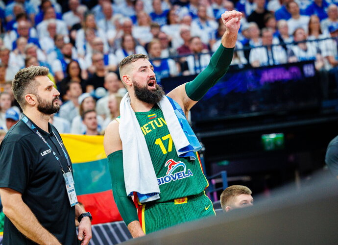 J.Valančiūnas didžiavosi komanda (BNS nuotr.)