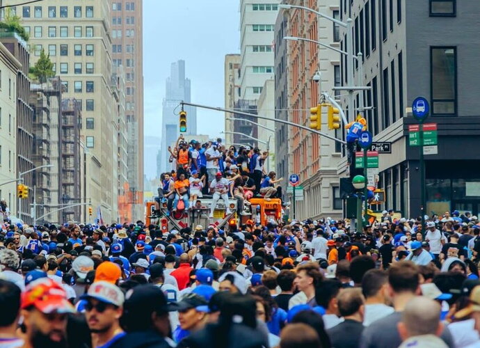 „Knicks“ keliavo pro gerbėjų jūrą (Scanpix nuotr.)
