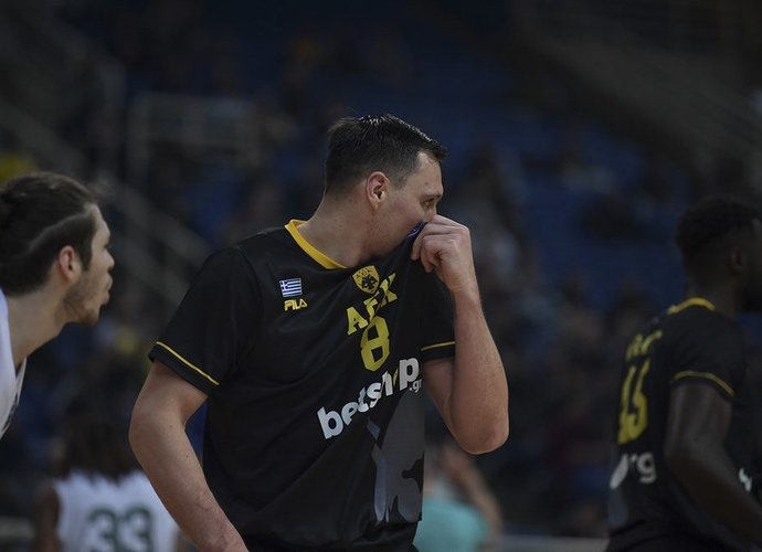 J.Mačiulis susilažino, kad M.Gecevičius laimės tritaškių konkursą (FIBA Europe nuotr.)