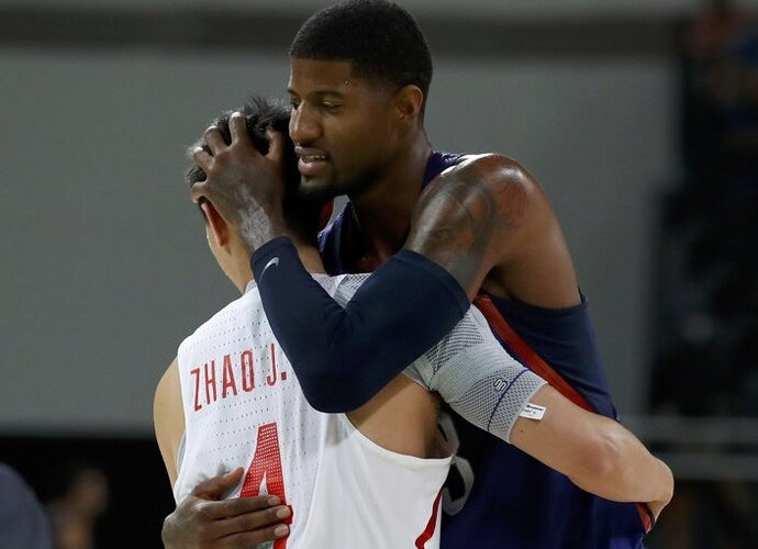 Zh.Jiwei'us „sulaužė čiurnas“ NBA žvaigždei (Scanpix nuotr.)
