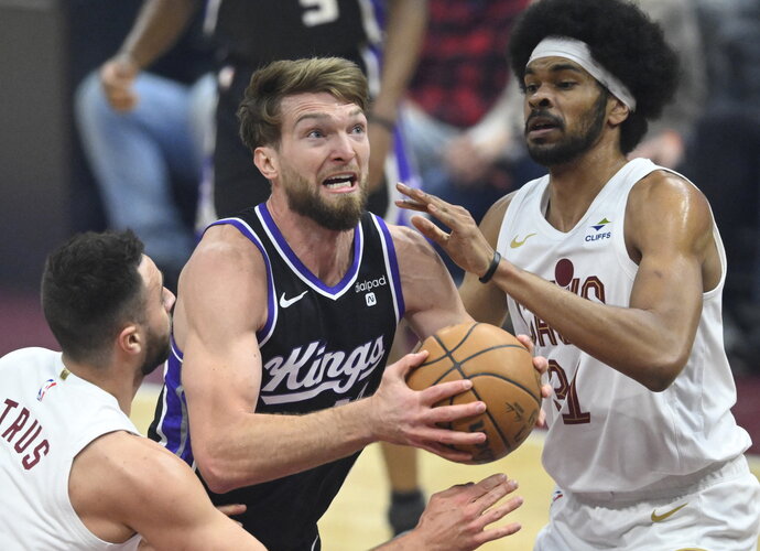 D.Sabonis trigubais dubliais pavijo N.Jokičių (Scanpix nuotr.)