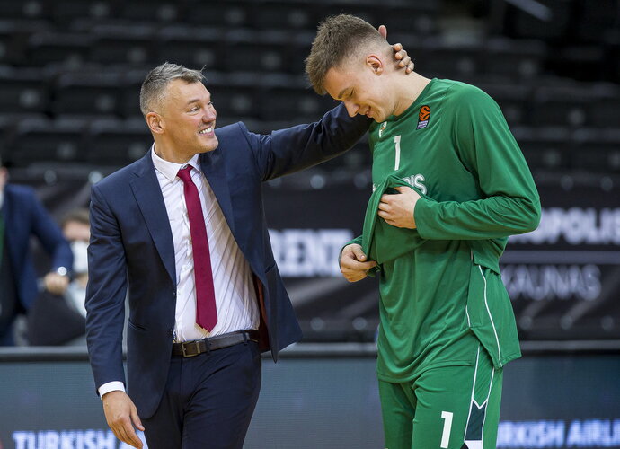 Š.Jasikevičius po rungtynių šnekučiavosi su M.Blaževičiumi (BNS nuotr.)