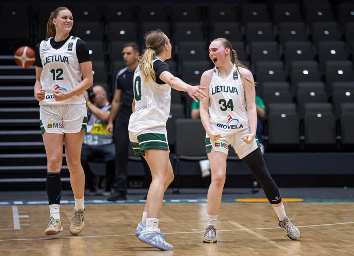 Dvidešimtmetės startavo galingai (FIBA nuotr.)