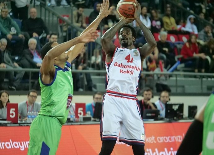 Manny Harrisas rungtyniauja šioje komandoje