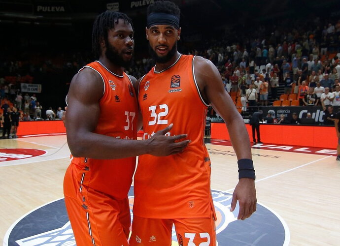 S.Ojeleye ir B.Daviesas traukė komandą paskui save
