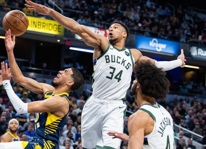 G.Antetokounmpo šį sezoną sunkiai tvarkosi su „Pacers“ (Scanpix nuotr.)