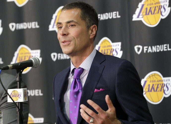 R.Pelinka sako, kad kiti klubai pavydi „Lakers“ ekipai (Scanpix nuotr.)
