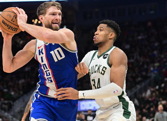 D.Sabonis ir G.Antetokounmpo apsikeitė trigubais dubliais (Scanpix nuotr.)