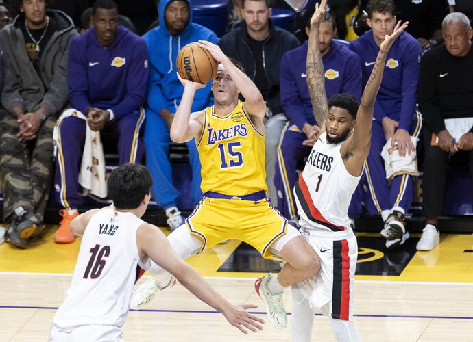 A.Reavesas ilgam liks „Lakers“ (Scanpix nuotr.)