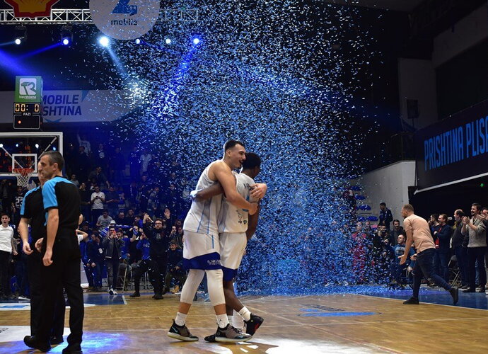 D.Krestininas džiaugėsi su komandos draugais (FIBA Europe nuotr.)