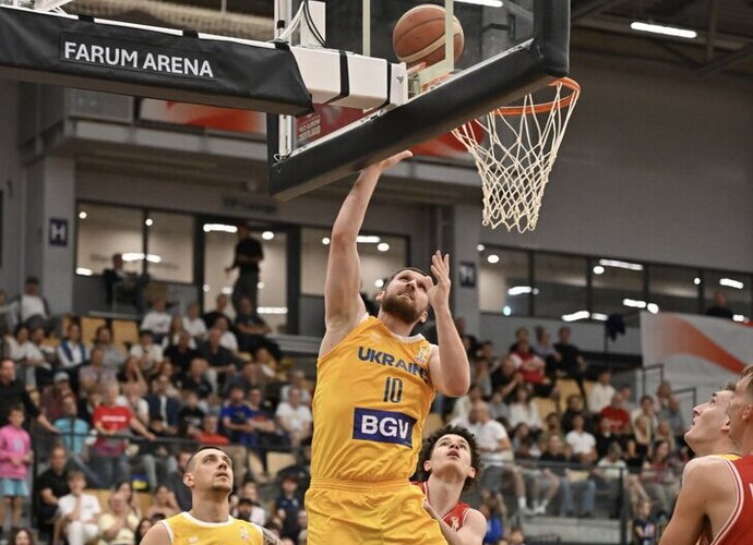 S.Michailiukas šiame „lange“ dominuoja (FIBA nuotr.)