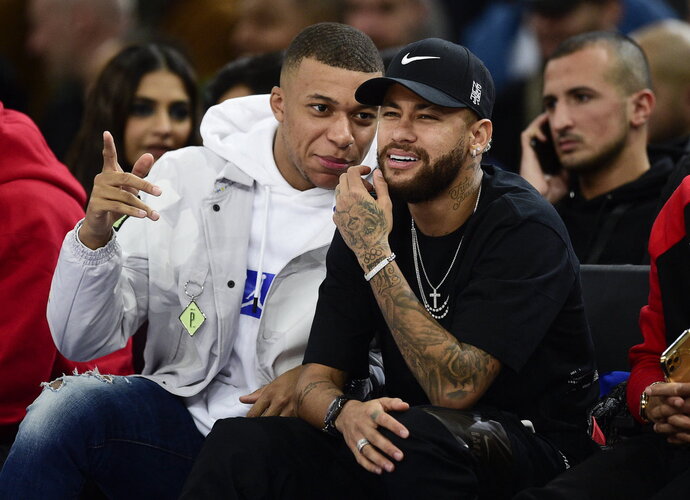 K.Mbappe ir Neymaras stebėjo NBA mačą (Scanpix nuotr.)