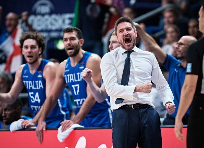 G.Pozzecco leido žaidėjams paminėti pergalę (FIBA Europe nuotr.)