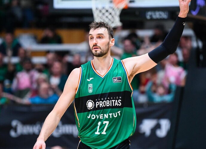 S.Dekkeris domina „Real“