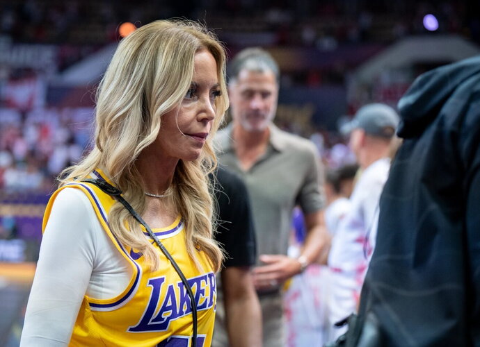 Jeanie Buss atleido visus