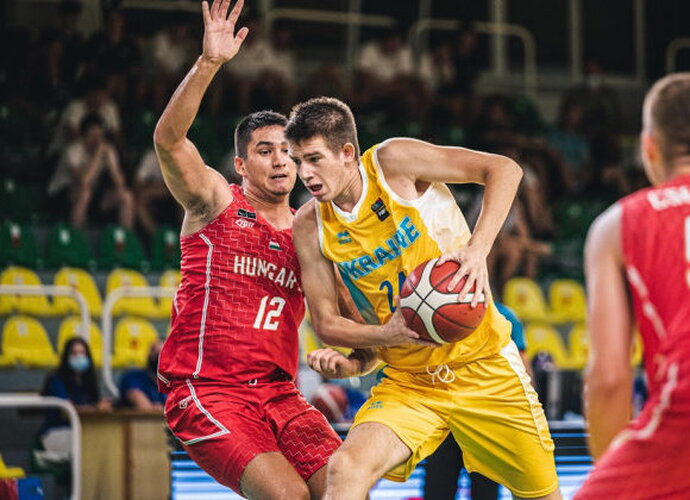 P.Karasovas atstovavo Ukrainos jaunimo rinktinei (FIBA nuotr.)