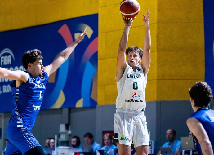 M.Juzėnas pavyzdingai kovėsi dėl kamuolių (FIBA nuotr.)