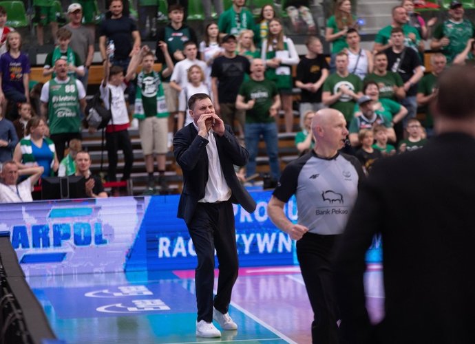 V.Sirvydis tęs darbą klube