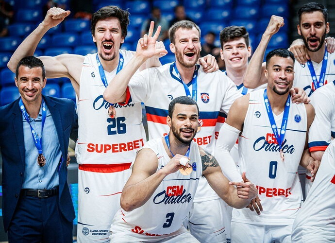 A.Valeika džiaugiasi medaliu (FIBA Europe nuotr.)