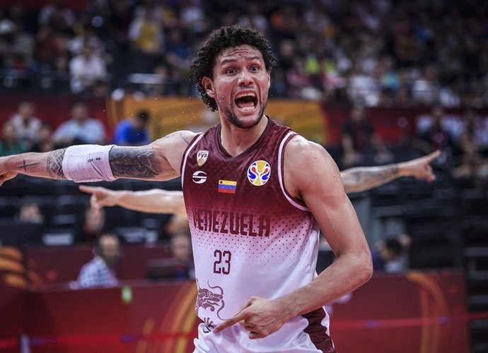 M.Carrera keliasi į Bambergą  (FIBA nuotr.)