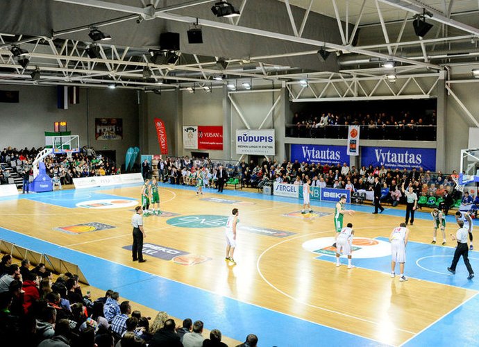 Prienų arena per krepšinio rungtynes talpina 1500 žiūrovų (Dmitrijus Radlinskas, Fotodiena.lt)