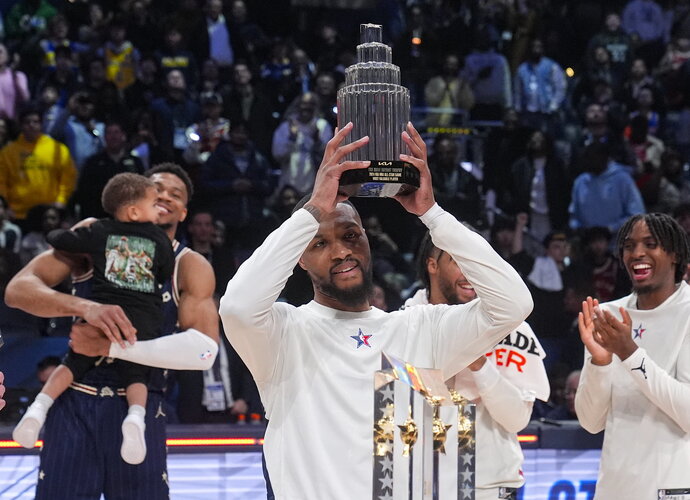 G.Antetokounmpo po rungtynių kėlė vaiką, jo bendraklubis – MVP statulėlę (Scanpix nuotr.)