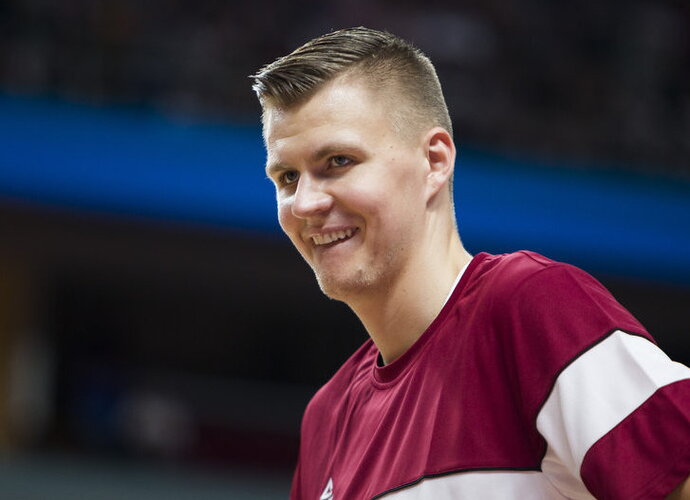 K.Porzingis vairuoja prabangų „Mercedes-Benz“ automobilį (www.kavolelis.lt)