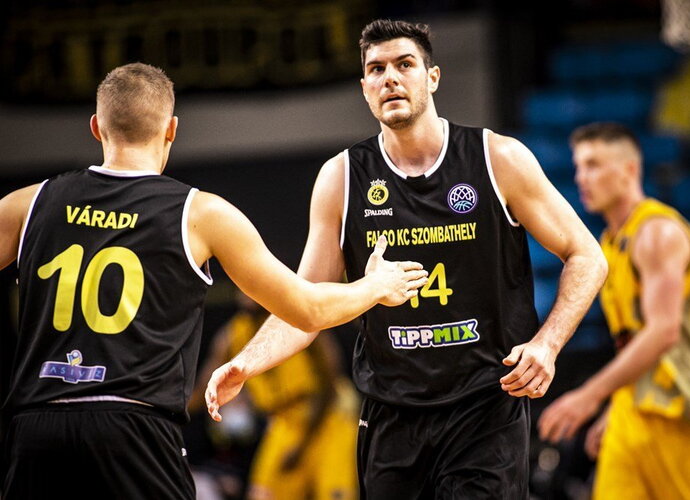 B.Varadiss ir G.Golomanas atsidūrė varžovų stovyklose (FIBA nuotr.)