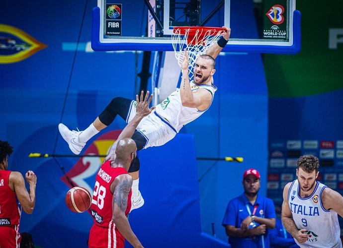 S.Tonutas ikvėpė gyvybės italui puolimui (FIBA nuotr.)