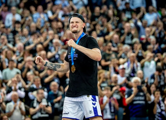 M.Normantas šiame sezone į viršų kėlė FIBA Europos taurės trofėjų (FIBA nuotr.)