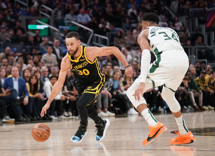 S.Curry laimėjo prieš G.Antetokounmpo (Scanpix nuotr.)