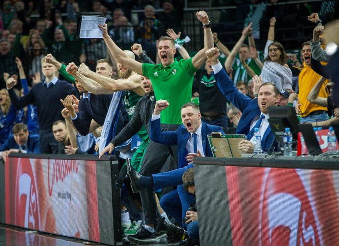 Dalį fizinio rengimo treniruočių ves žalgiriečius globojantis treneris Justinas Grainys (Rokas Lukoševičius, Fotodiena.lt)